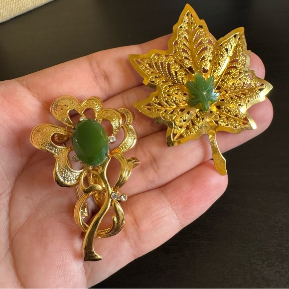Set of 2 💛 Vintage Gold Tone Nature-Inspired Brooch Set with Green Jade Stones - Picture 4 of 16